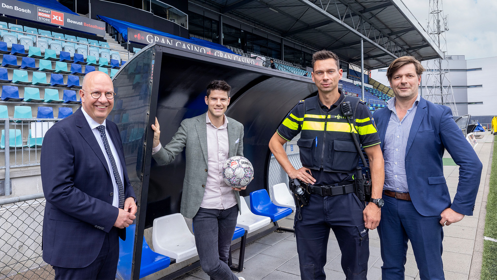 FC Den Bosch Blij Met Nieuwe Voetbalvergunning Hooligans Krijgen Het