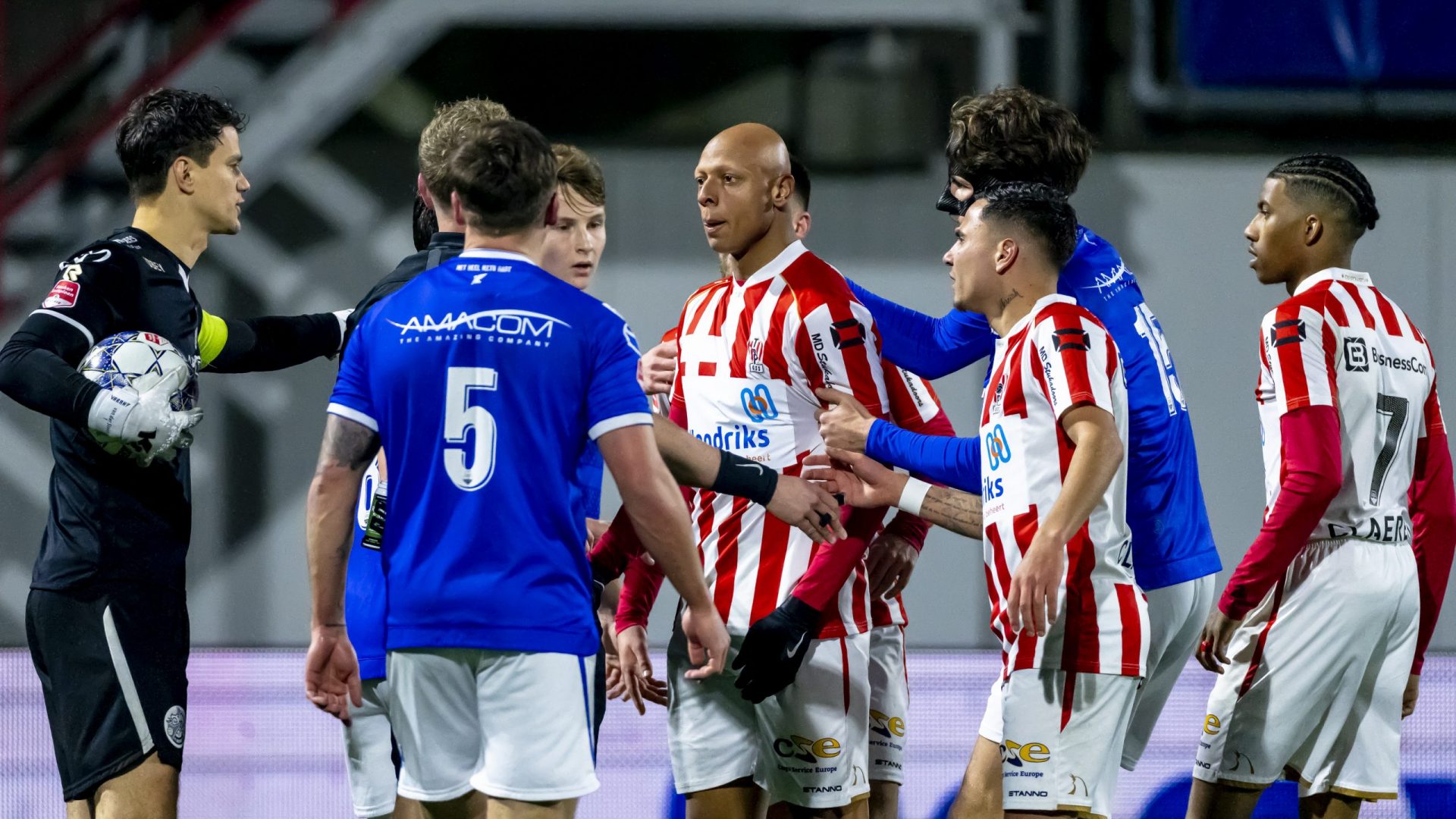 OSS, Netherlands, 28-01-2022, football, , Keuken Kampioen Divisie, season 2021 / 2022,  during the match Top Oss - Den Bosch, FC Den Bosch goalkeeper Wouter van der Steen, Top Oss player Kay Tejan