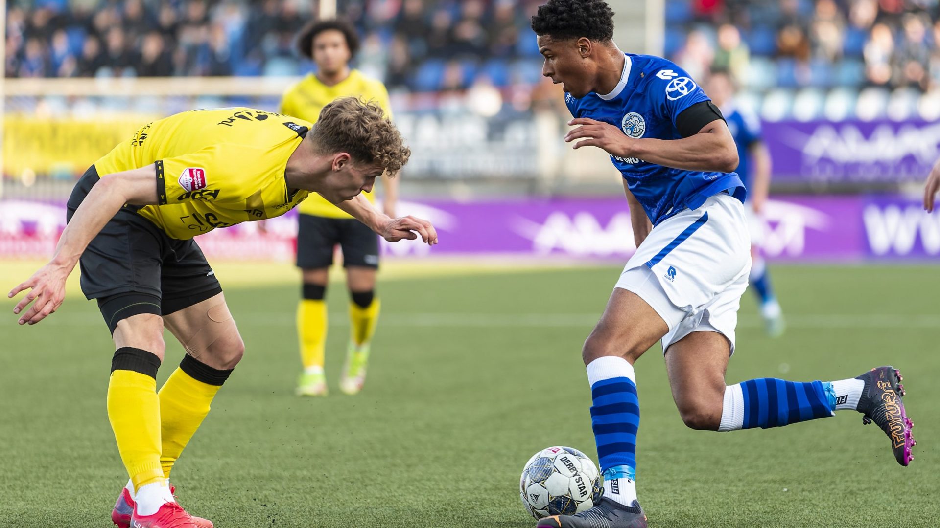 ’S-HERTOGENBOSCH, 26-03-2022. Stadium of FC Den Bosch, stadion de Vliert, Dutch KeukenKampioen Divisie football season 2021-2022, Den Bosch - VVV. VVV player Tobias Pachonik (L) and Den Bosch player Terrence Douglas (R) during the game Den Bosch - VVV.