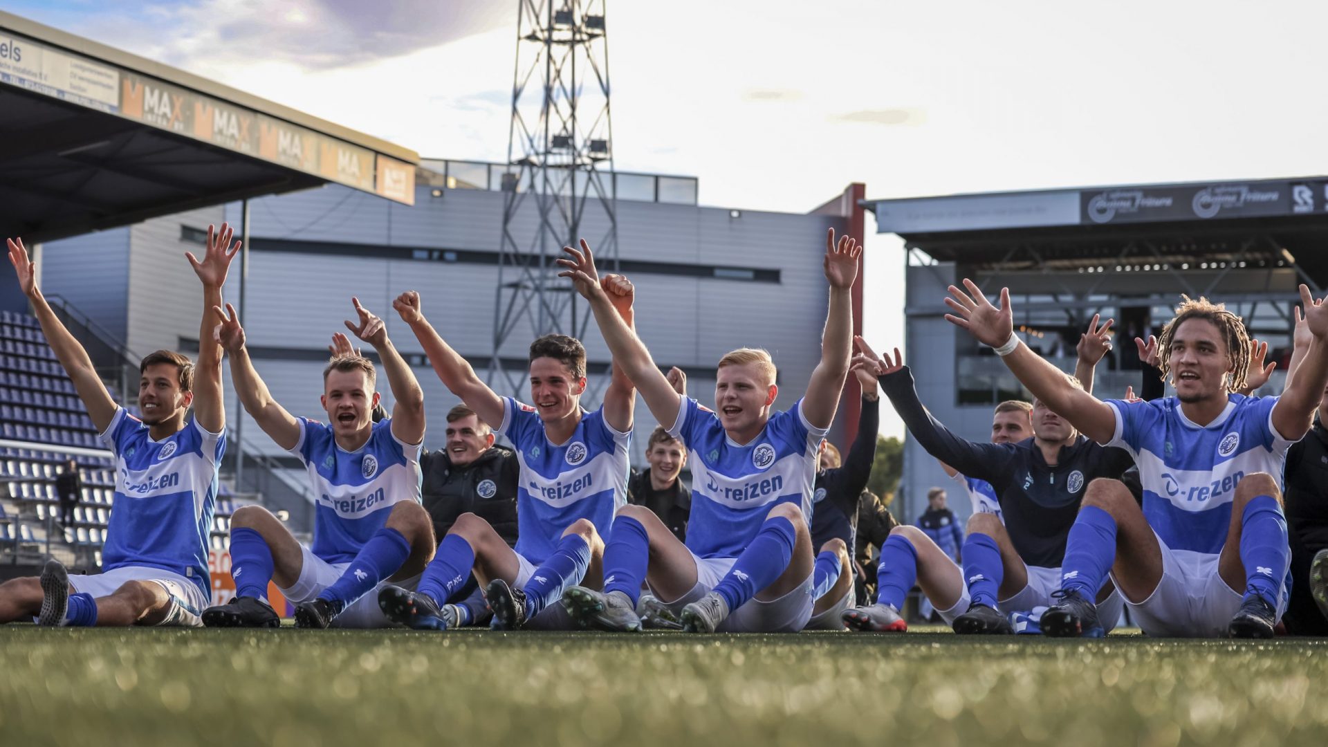 DEN BOSCH, 17-09-2022 ,De Vliert Stadium Keuken Kampioen Divisie, Dutch football, season 2022/2023,  FC Den Bosch plaers celebrating the victory after the match  Den Bosch - Top Oss 4-1