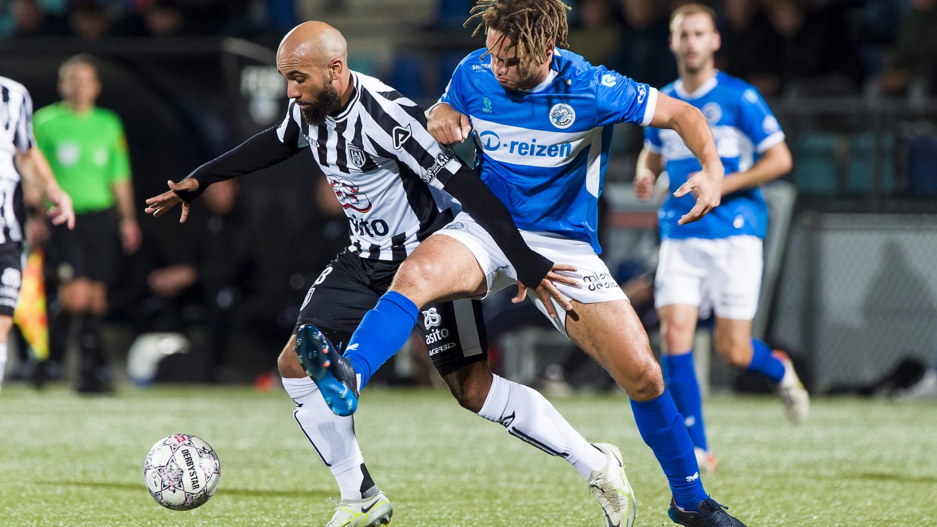 ’S-HERTOGENBOSCH, 30-09-2022. Stadion De Vliert, Stadium of Den Bosch. Dutch Keukenkampioen Divisie football season 2022-2023. Den Bosch - Heracles. Heracles player Samuel Armenteros  (L) and Den Bosch player Victor van den Bogert (R) during the game Den Bosch - Heracles (1-2).