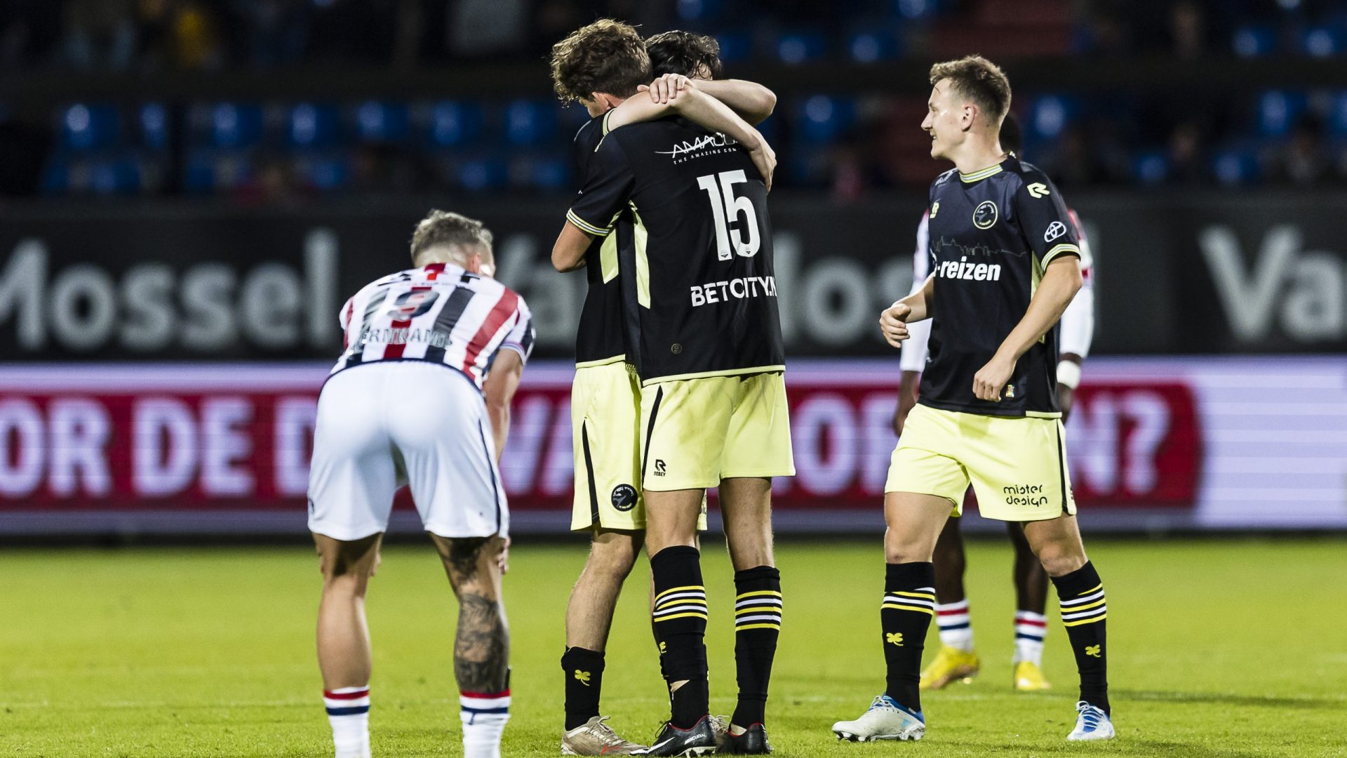 TILBURG - 07-10-2022, Koning Willem II stadium. Dutch Keuken Kampioen Division, season 2022-2023. during the match Willem II - Den Bosch.  FC Den Bosch player Teun van Grunsven  celebrating the win, final score 1-2.