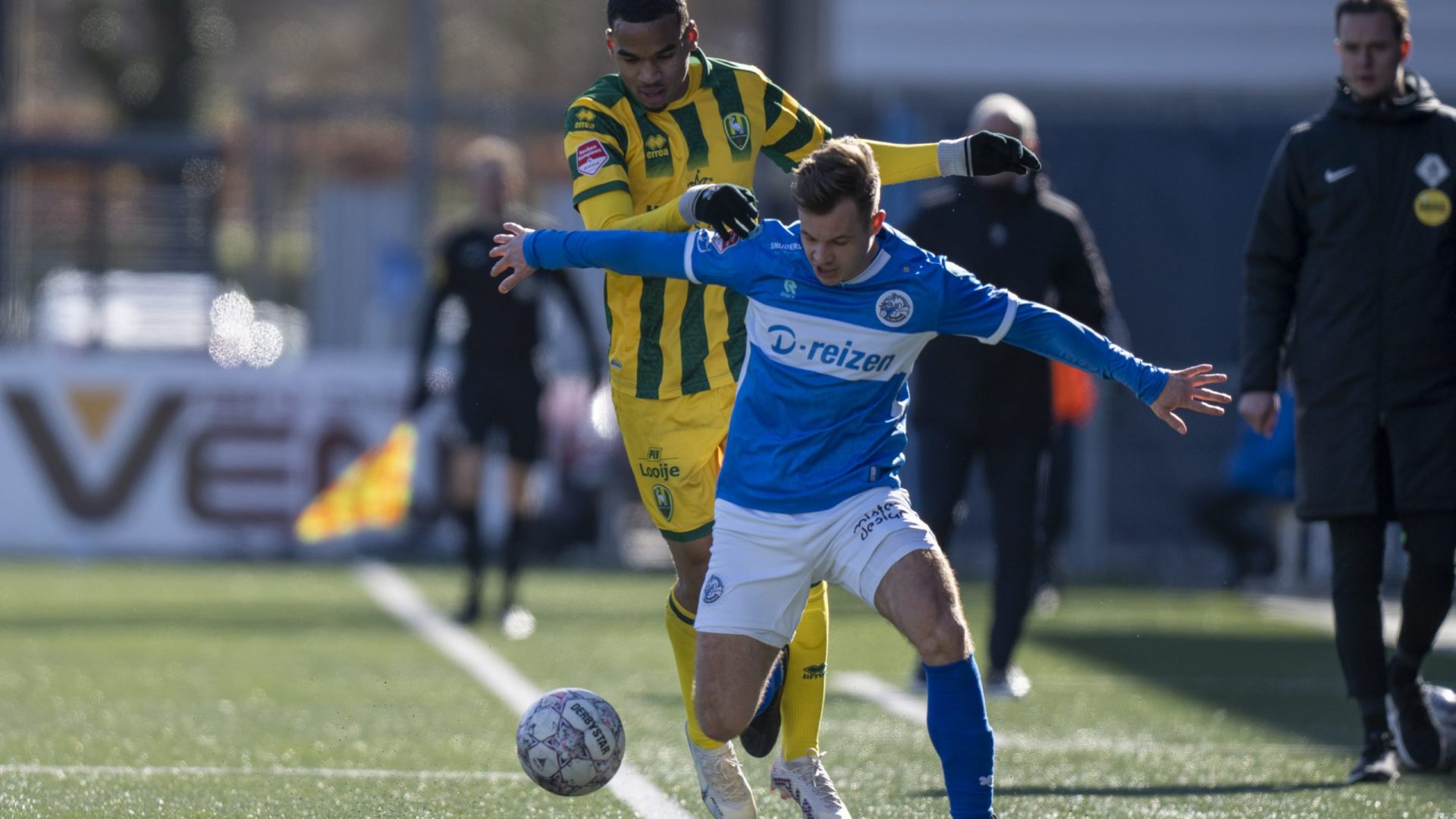 DEN BOSCH, 26-02-2023, Stadion De Vliert . Dutch football Keuken Kampioen Divisie , season 2022 - 2023. Game between Den Bosch and ADO . Rik Mulders of FC Den Bosch and Xander Severina of ADO Den Haag