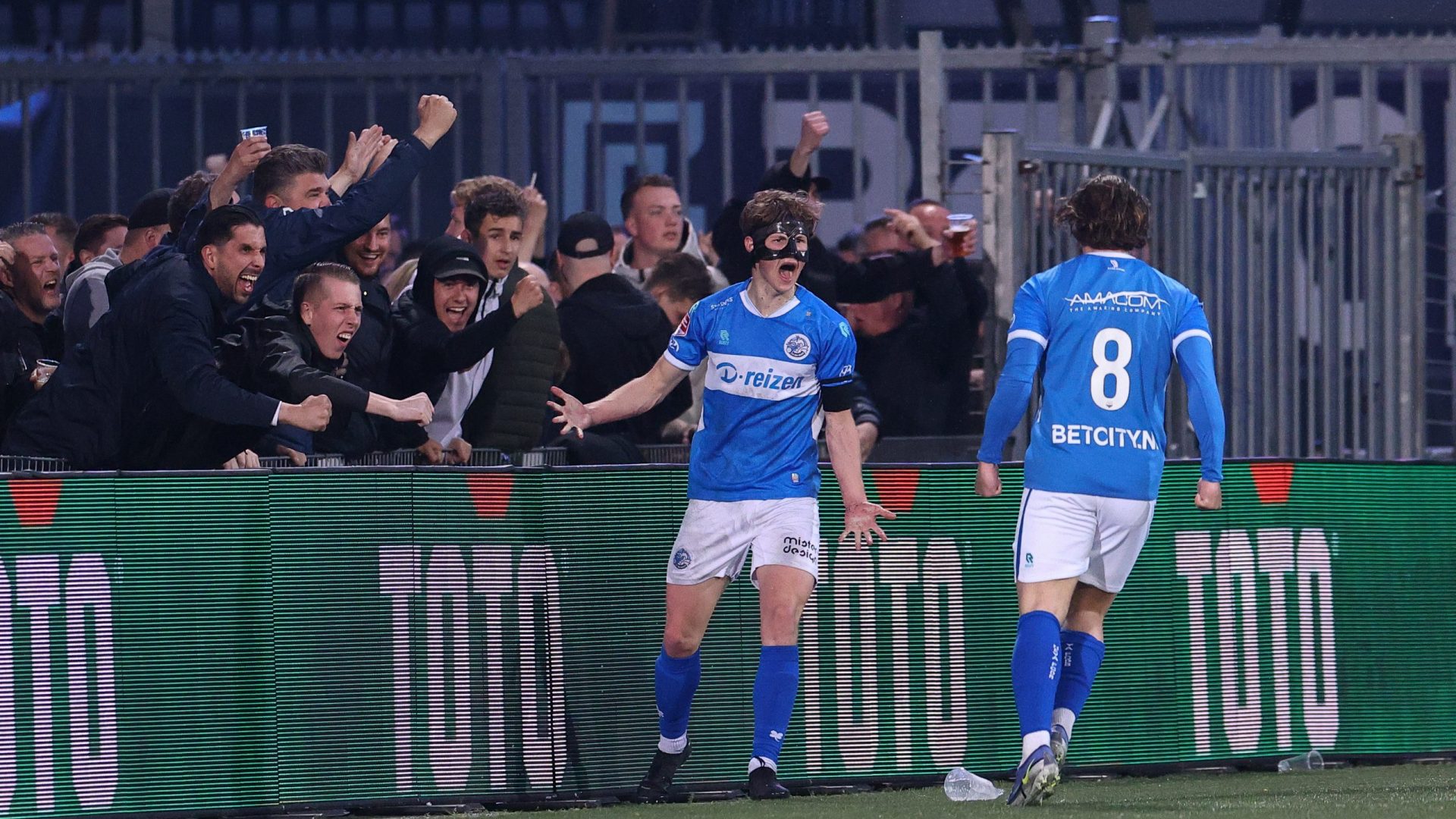 DEN BOSCH , 12-05-2023 , Stadium De Vliert ,  season 2022 / 2023 , Dutch football Keuken Kampioen Divisie. FC Den Bosch player Nick de Groot celebrating his goal 2-2 with supporters ‘4during the match FC Den Bosch - Almere City FC