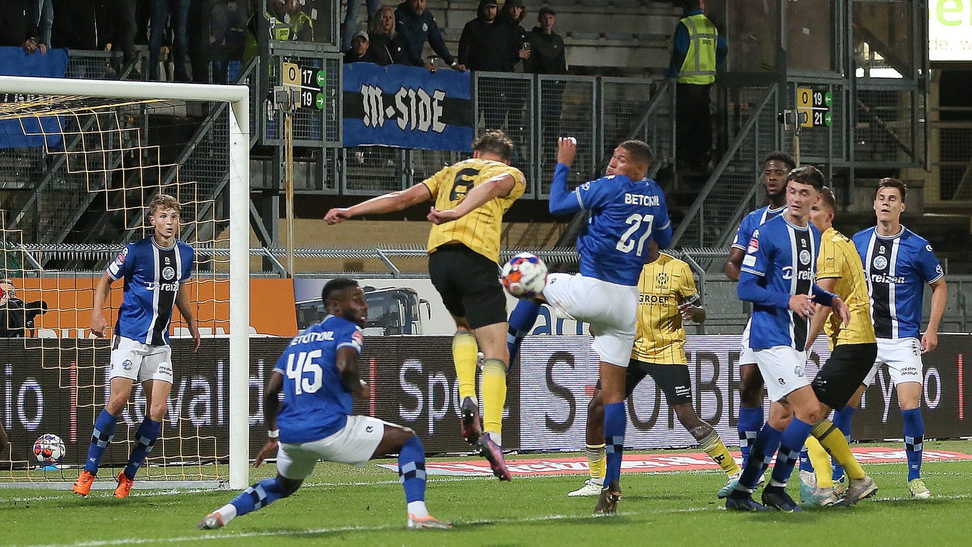 KERKRADE, Netherlands, 22-09-2023, football, Dutch Keuken Kampioen Divisie, Roda JC - Den Bosch, Parkstad Limburg Stadium, season 2023/2024,Roda JC Kerkrade player Wesley Spieringhs and FC Den Bosch player Ricardo Henning, during the game