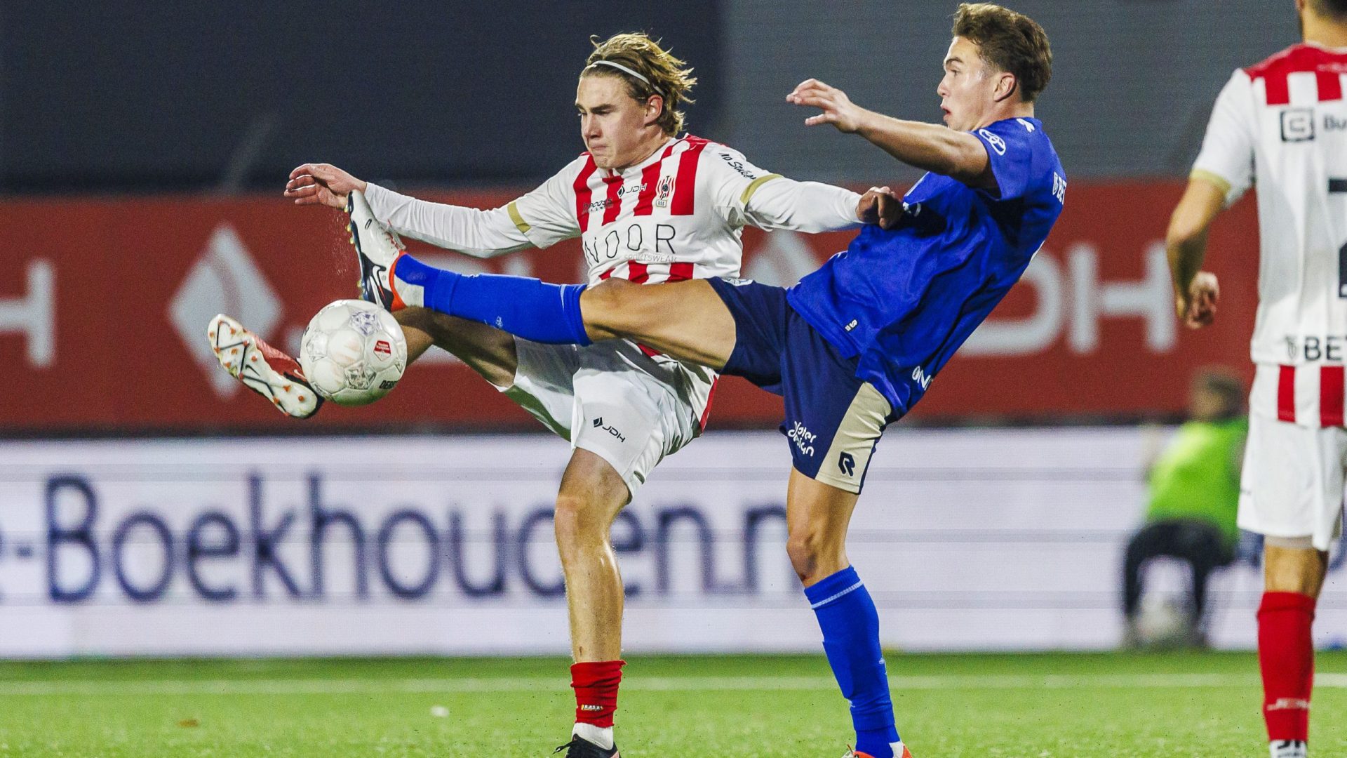 OSS, 08-11-2024, Frans Heessen Stadion, Stadium of TOP Oss, Dutch KeukenKampioen Divisie football season 2024/2025. During the match TOP Oss - Den Bosch
TOP OSS player Abel Stensrud, FC Den Bosch player Stan Hendrikx