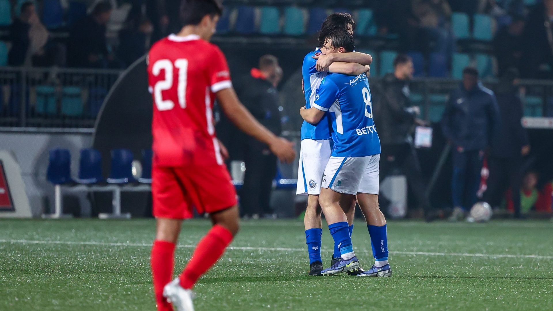 S-HERTOGENBOSCH,14-10-2022,Stadium De Vliert,Dutch Football Keuken Kampioen Divisie season 2022 / 2023,FC Den Bosch players celebrating the victory after the match Den Bosch - Jong AZ Jong AZ player Joshua Joseph Pynadath disappointed